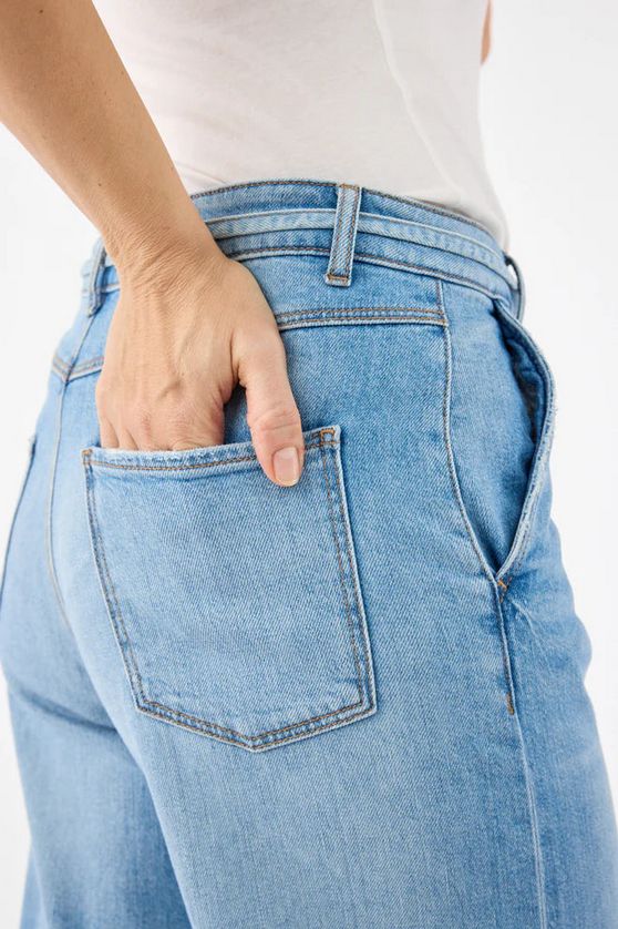 B. Copenhagen 220080 Women's Wide Leg & Light Wash Denim Jeans