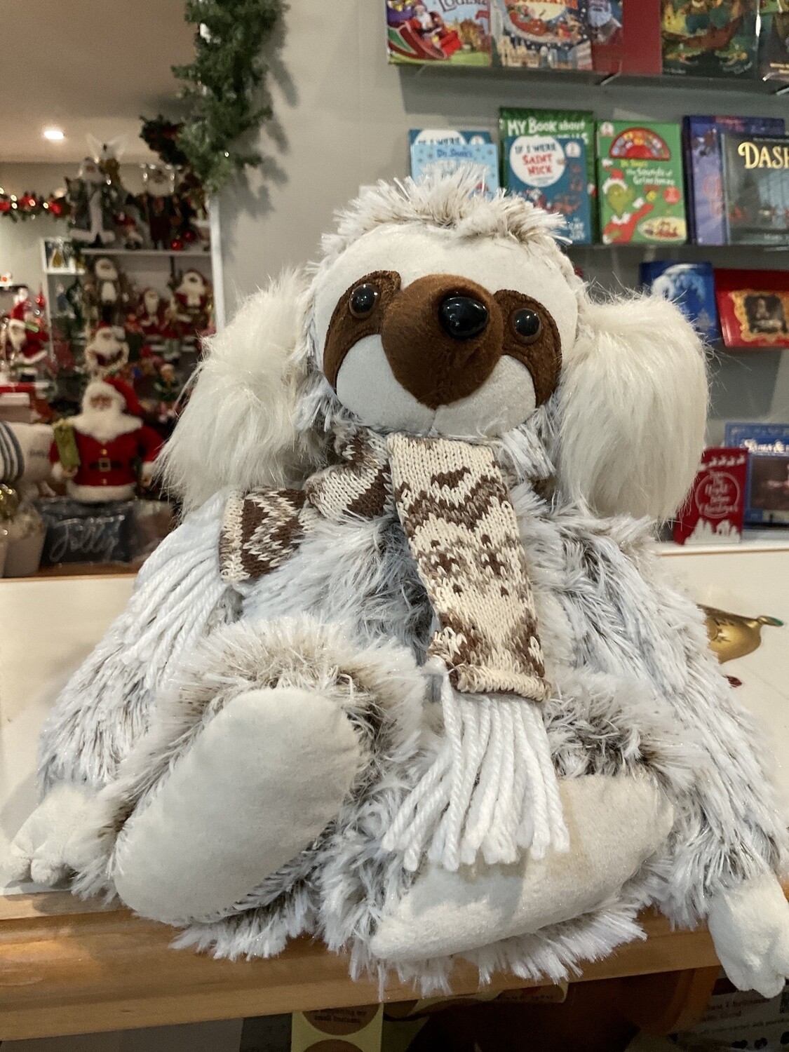 Fuzzy brown, Nordic sitting sloth