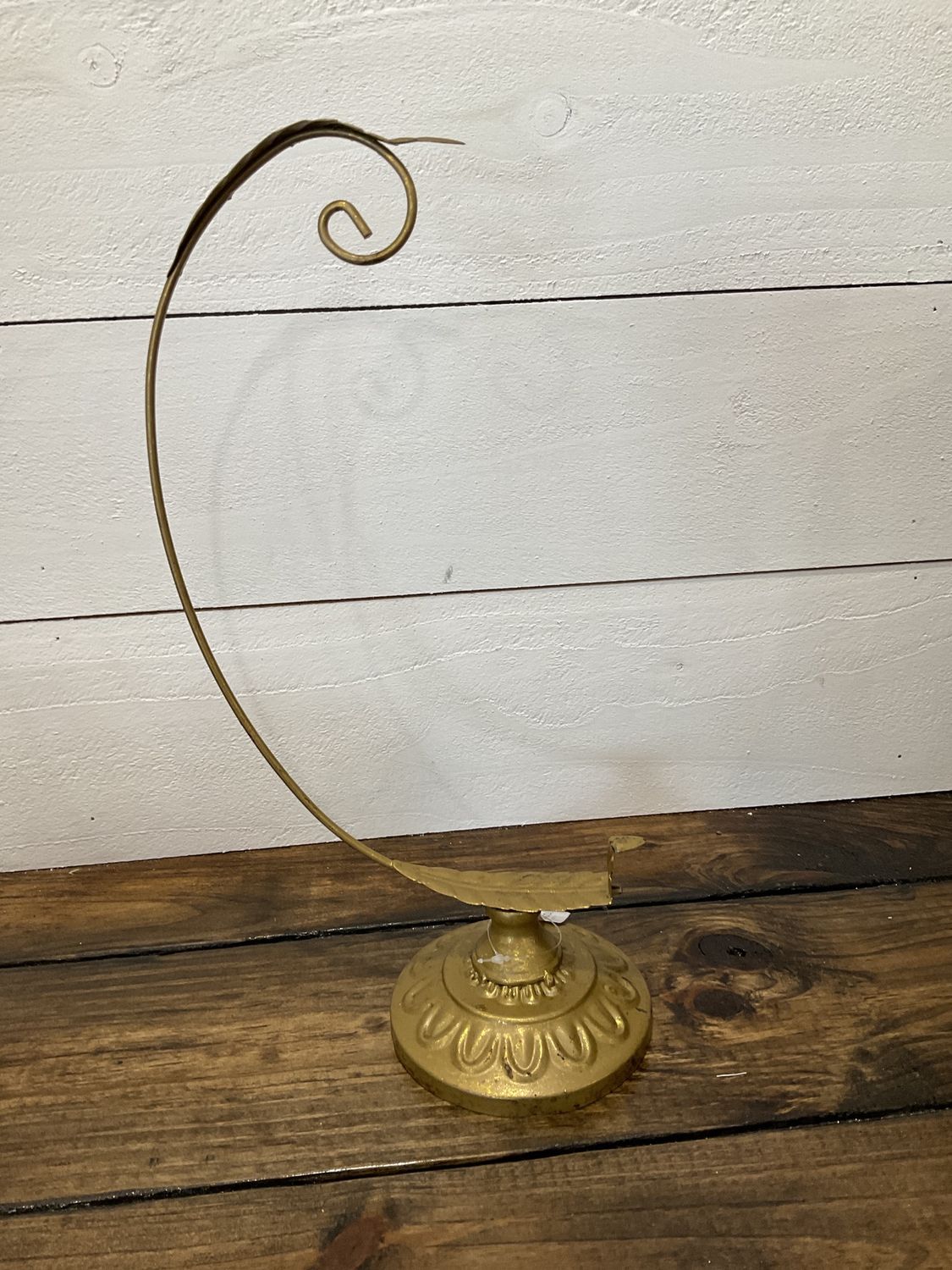 Gold leaves ornament stand