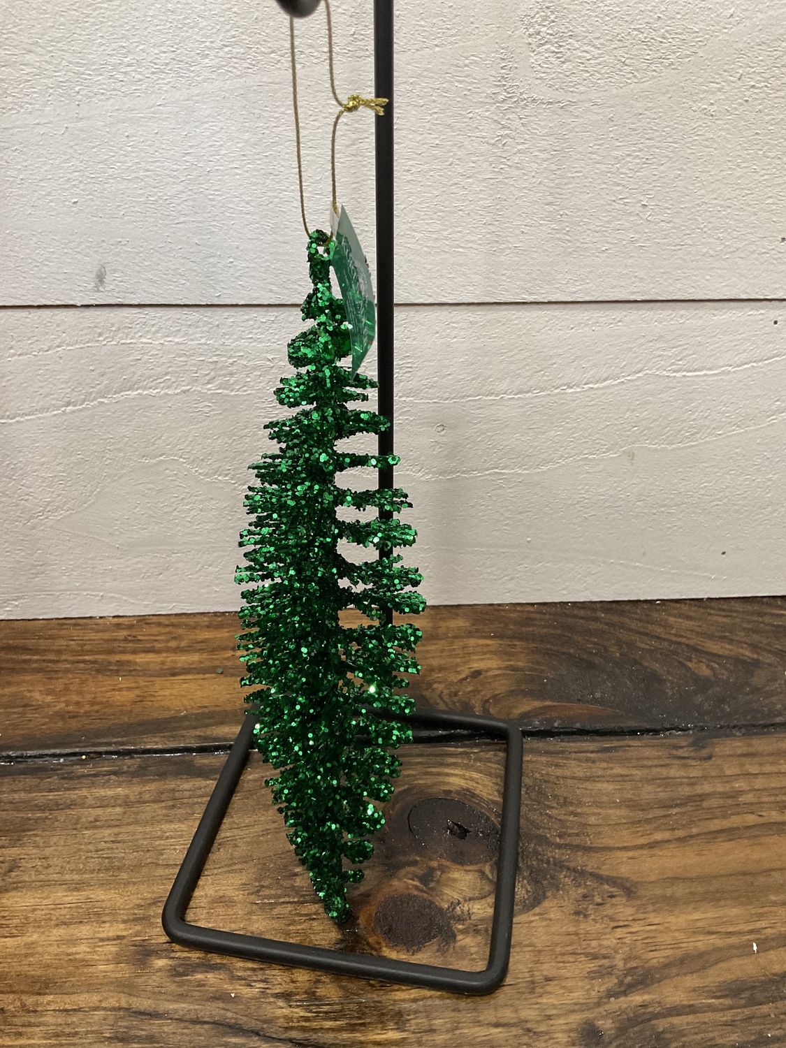 Red or green metal drop ornament
