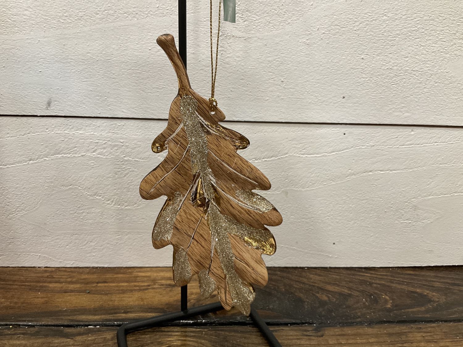 Wood look leaf ornament