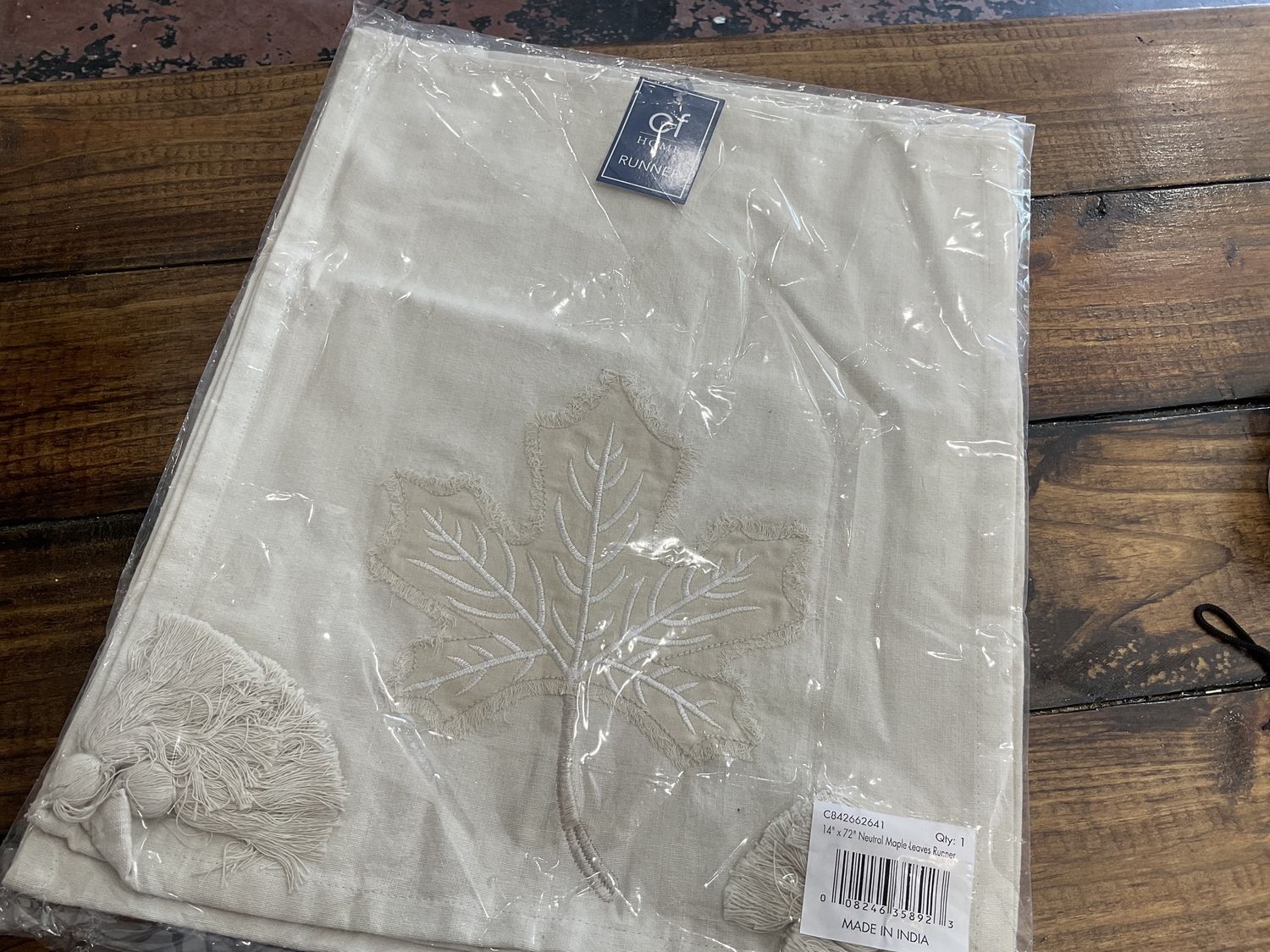 Neutral, maple leaf runner