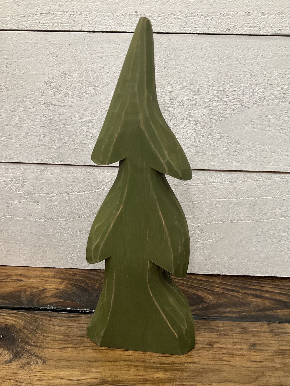 Distress wooden pine tree sitter
