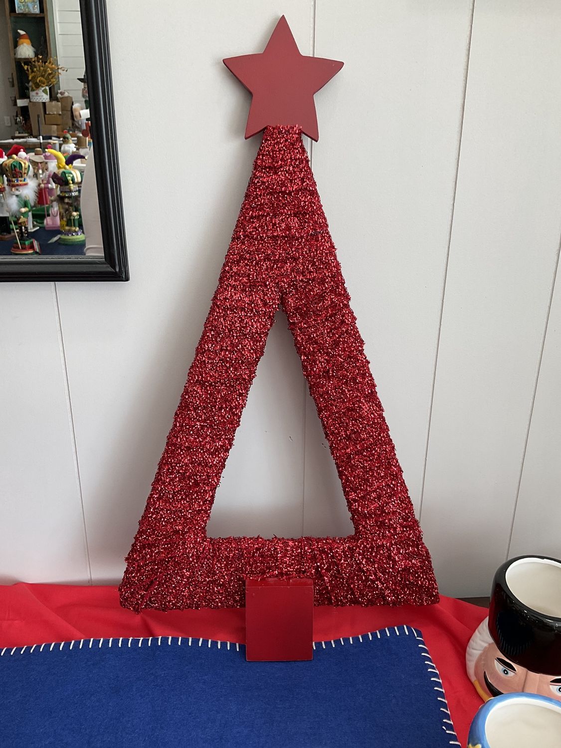 Flat tree set with star and base