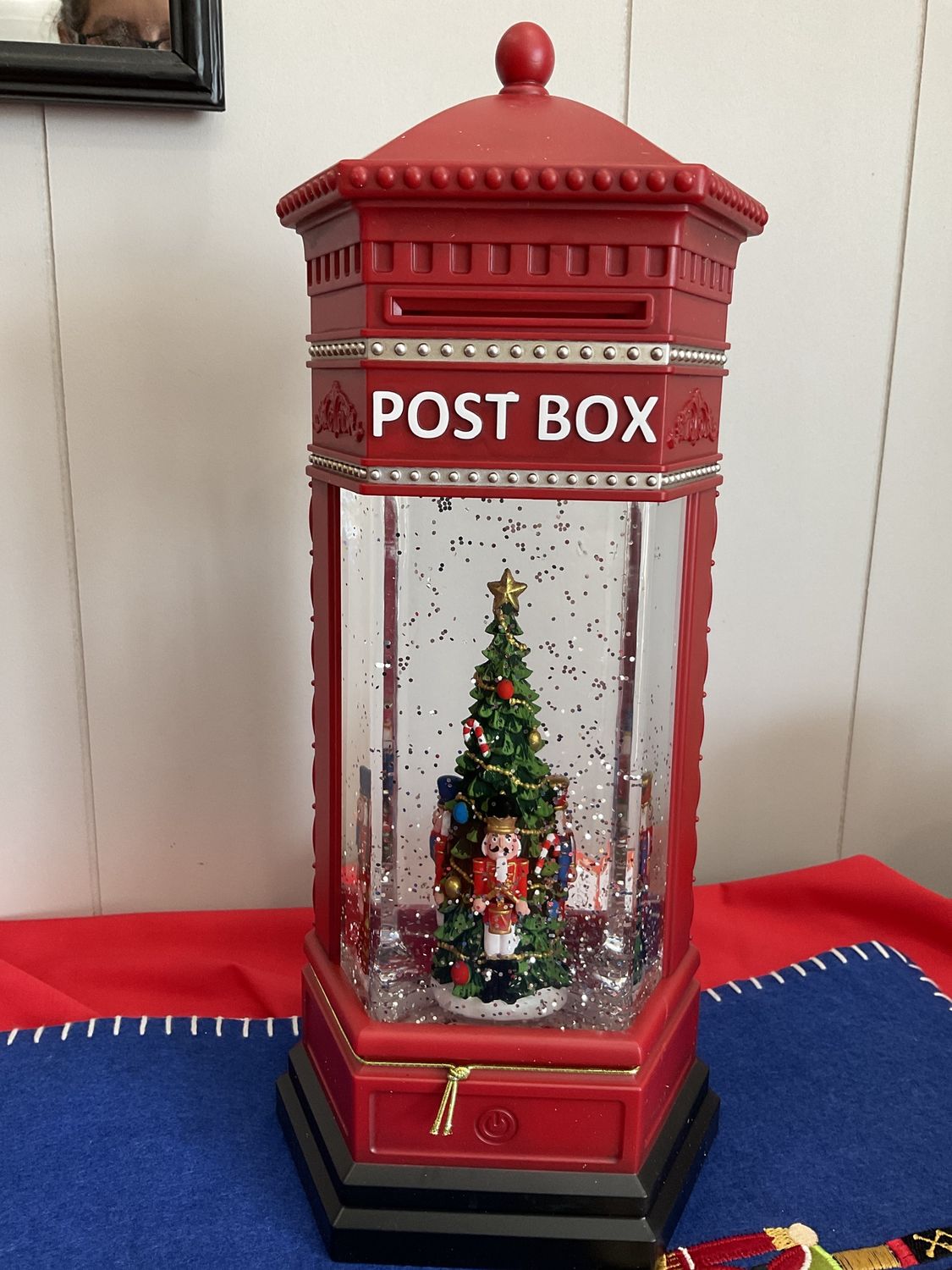 Lighted swirl post box