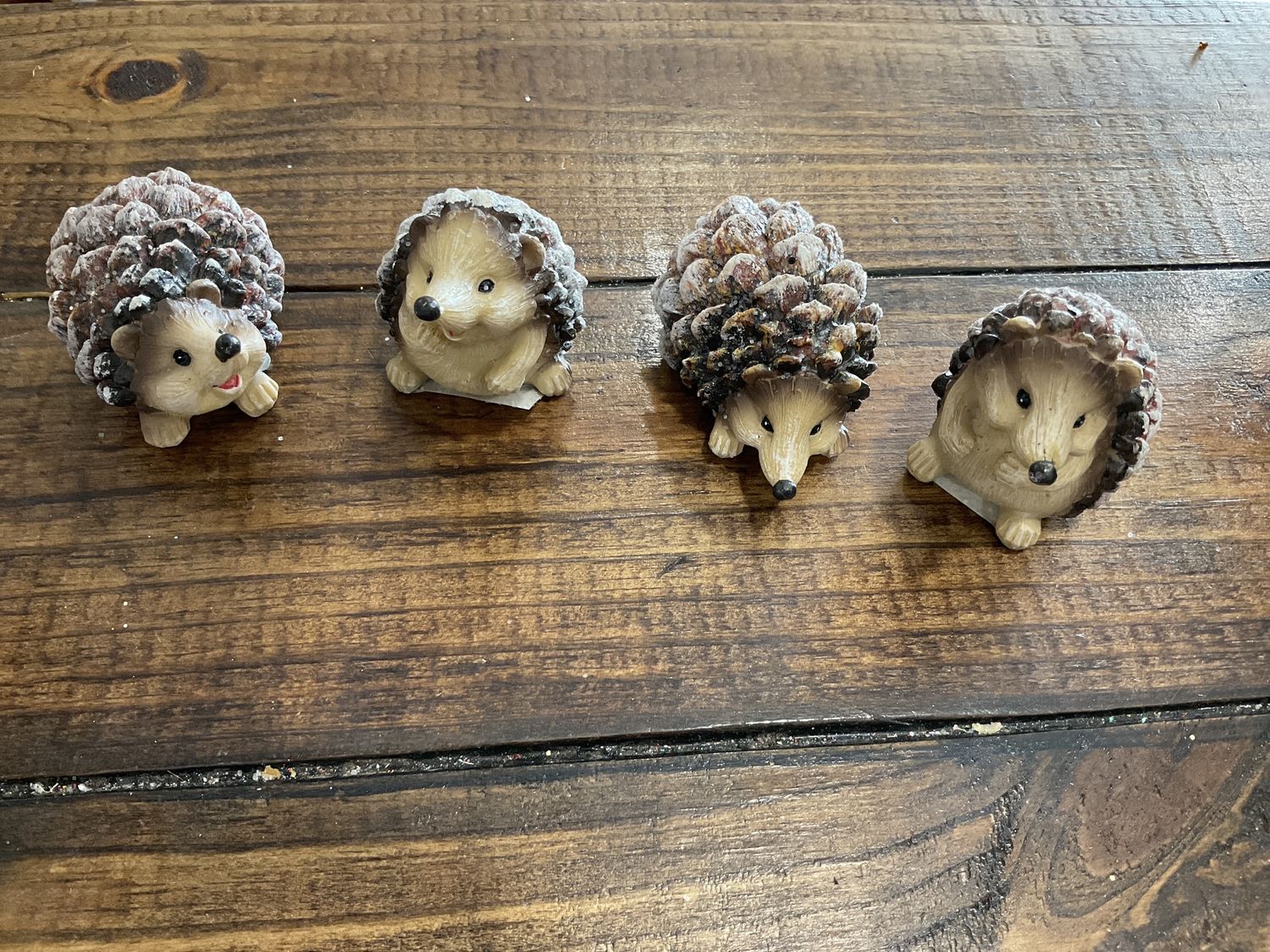 Resin hedgehog with glitter 4 assortment