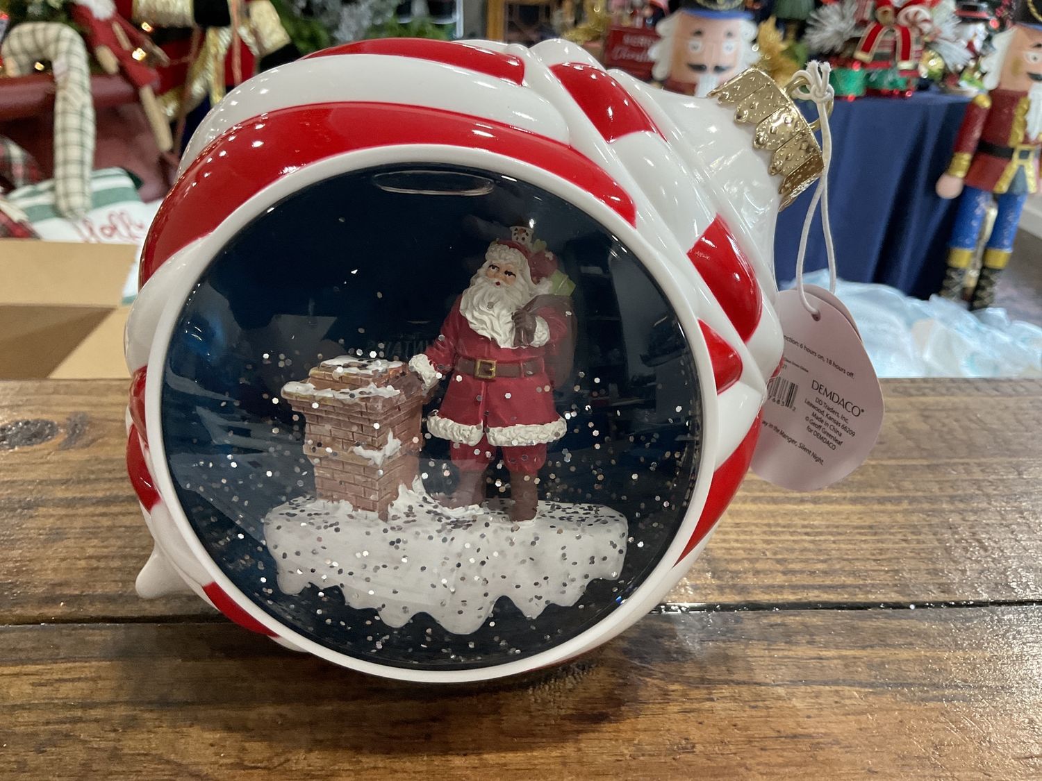 Here comes Santa Claus, Snow Globe