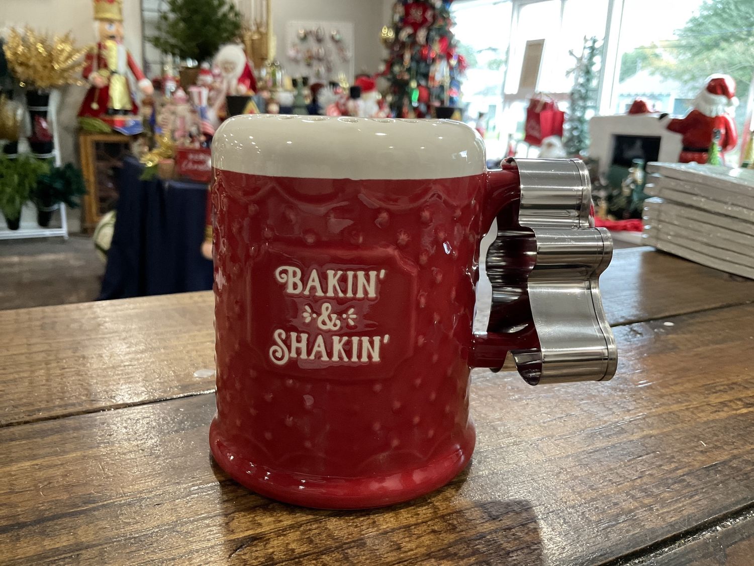 Baking and shaken ceramic powdered sugar shaker