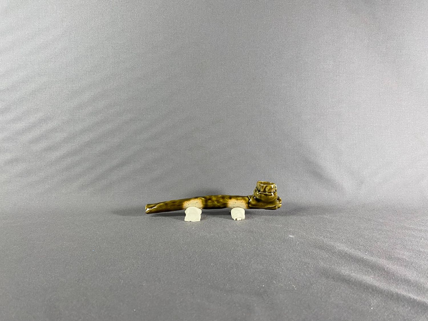 Wizard pipe with stand brown