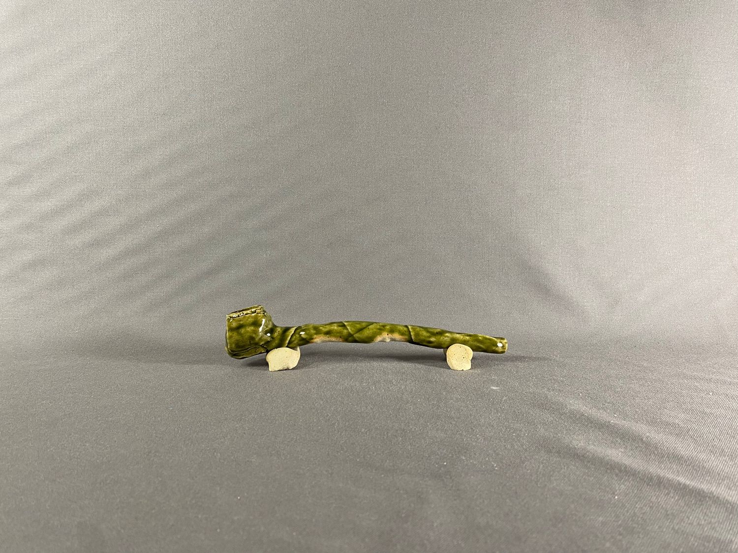 Wizard pipe with stand green