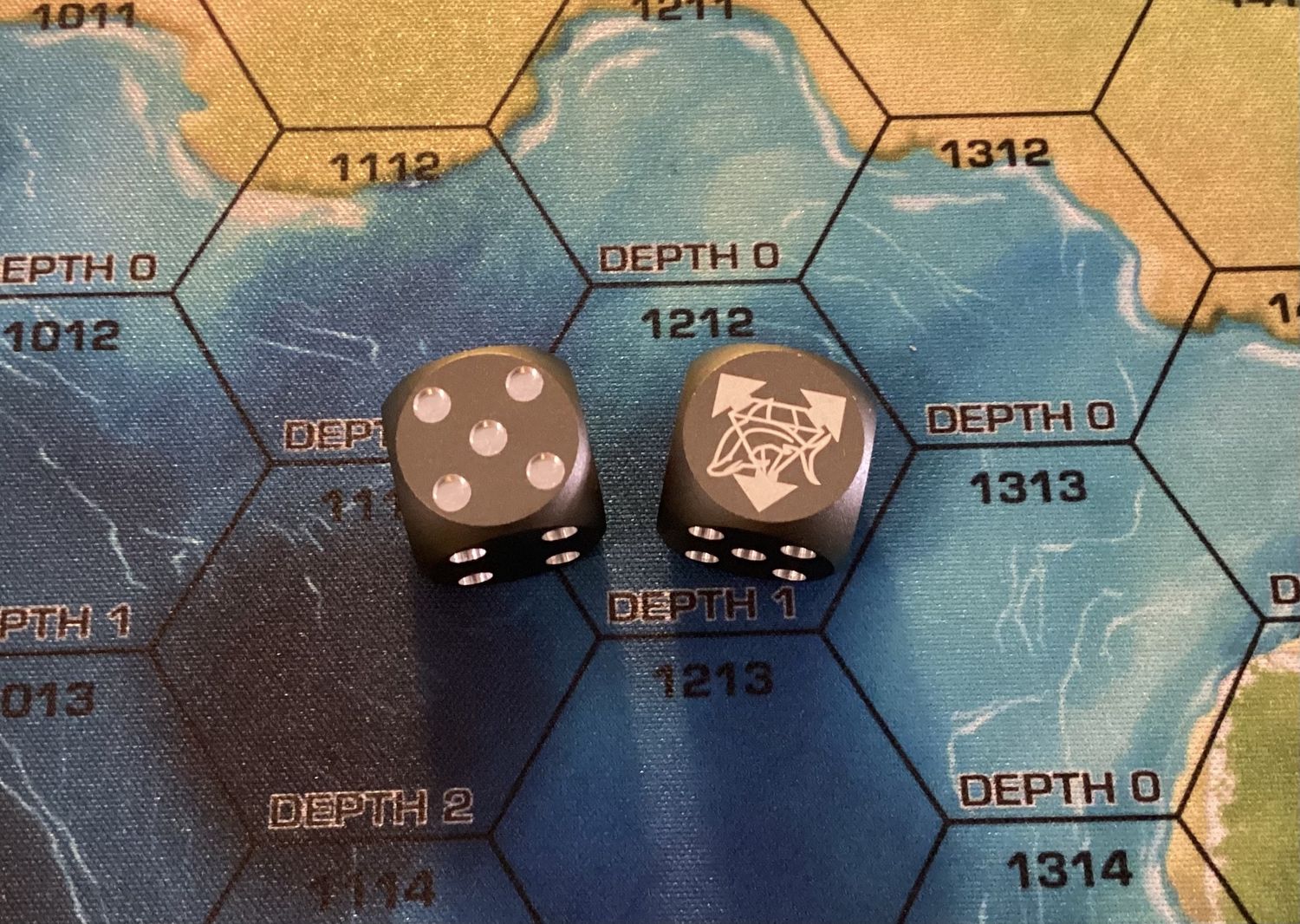 Dice pair Battletech Clan Diamond Shark