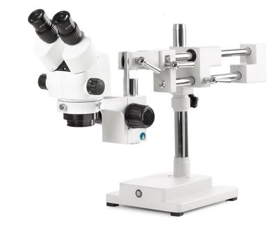 StereoBlue SB.1702-B Stéréomicroscope bioculaire avec zoom EVO 0,5 - 5,5x et trépied à bras pivotant à double bras sur plaque de base lourde