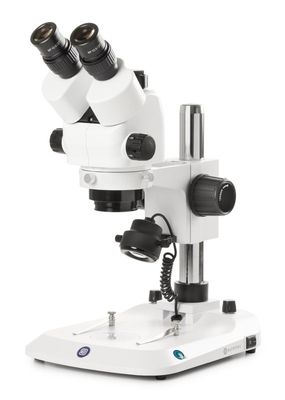 StereoBlue SB.1703-P Stereomikroskop Triokular mit 0,5 - 5,5-fachem Zoom EVO und Säulenstativ mit 3 W LED