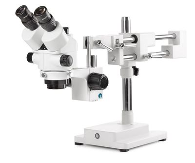StereoBlue SB.1903-B Stereomicroscopio trioculare con zoom 0,7 - 4,5x e treppiede con braccio girevole a doppio braccio su piastra di base pesante