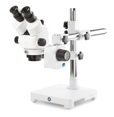 StereoBlue SB.1703-B Stéréomicroscope Trioculaire avec zoom EVO 0,5 - 5,5x et trépied à bras pivotant à double bras sur plaque de base lourde