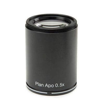 Obiettivo piano apocromatico 0,5x per la serie DZ. Distanza di lavoro 126 mm. Montato sotto un modulo zoom DZ