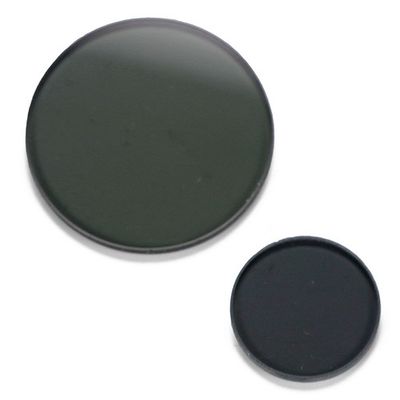 Conjunto de polarización. El analizador de 18 mm de diámetro se coloca en el ocular, el polarizador de 32 mm de diámetro se coloca en el portafiltros