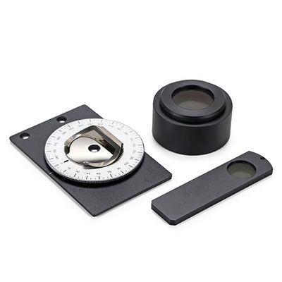 Kit de polarisation avec analyseur sur traîneau et petite table rotative - avec deux pinces à objets - qui se place sur la table standard du BioBlue. Le filtre polarisant est placé sur le boîtier de la lampe