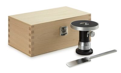 Cilindro Redondo Ø 70 mm en capa superior superior regulable de cristal negro y graduación micrométrica de 0,01 mm. Con caja de almacenamiento de madera