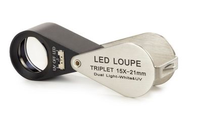 Lupa de impacto. Ampliación: triplete de 15x. Con lente Acromática Ø 21 mm. Iluminación LED blanca y UV