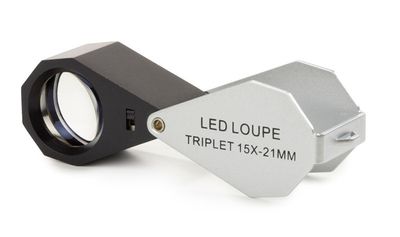 Lente d&#39;ingrandimento ad impatto. Ingrandimento: tripletta 15x. Con lente acromatica Ø 21 mm. Con illuminazione a LED bianchi.