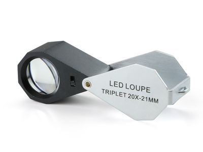 Lente d&#39;ingrandimento ad impatto. Ingrandimento: tripletta 20x. Con lente acromatica Ø 21 mm. Illuminazione a LED bianchi