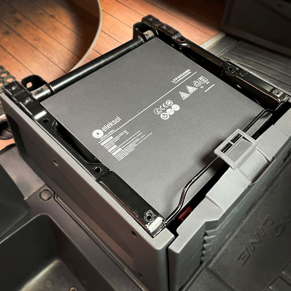 Batería de Litio LiFePO4 Bajo Asiento Eleksol 12,8V 300Ah Bluetooth y BMS