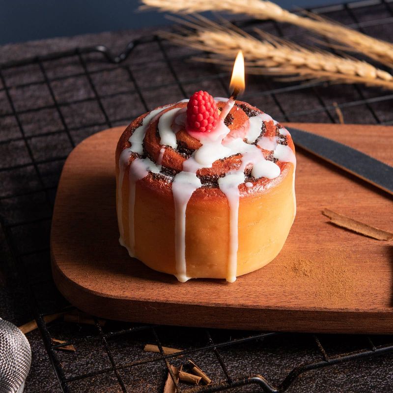 Cinnamon Roll Candle with Raspberry – Novelty Dessert Candle