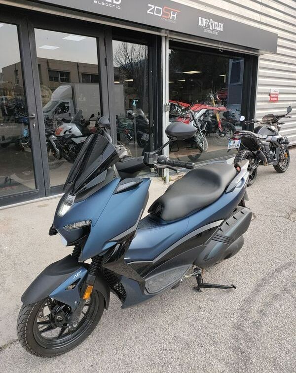 Scooter marque Zontes 125, 15 CV