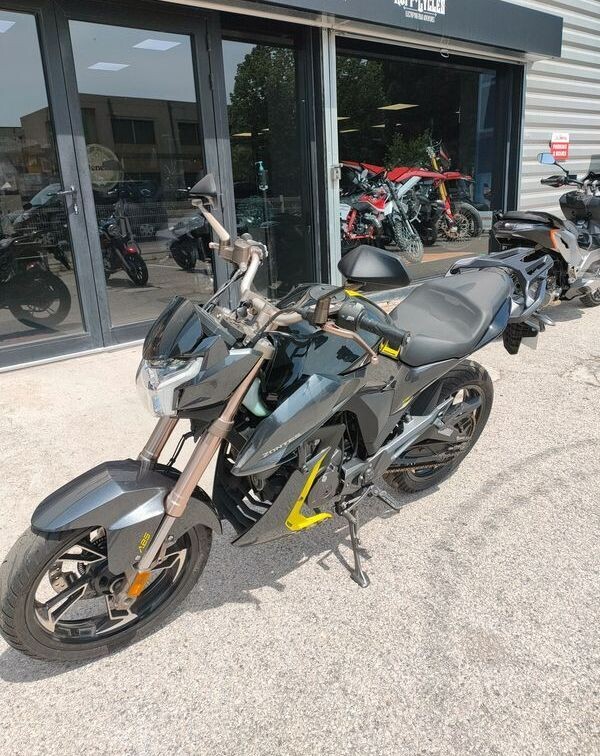 Moto marque Zontes, modèle 125 Urban ABS