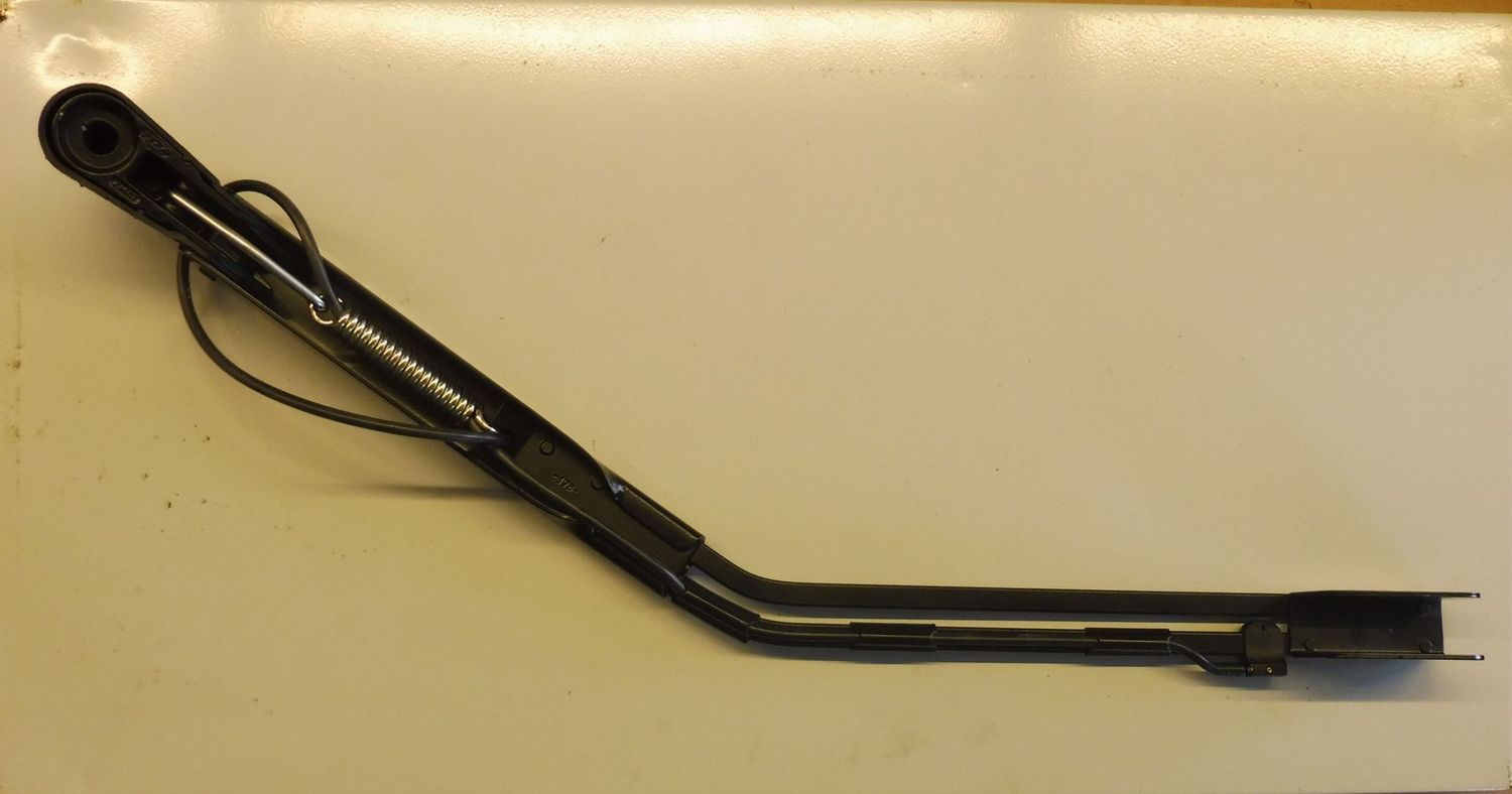 BRACCIO TERGICRISTALLO MM 630 - PERNO 16 - 10 MM DESTRO PIEGA 33 GRADI CON SPRUZZATORE - Cod. Art. SWF105773