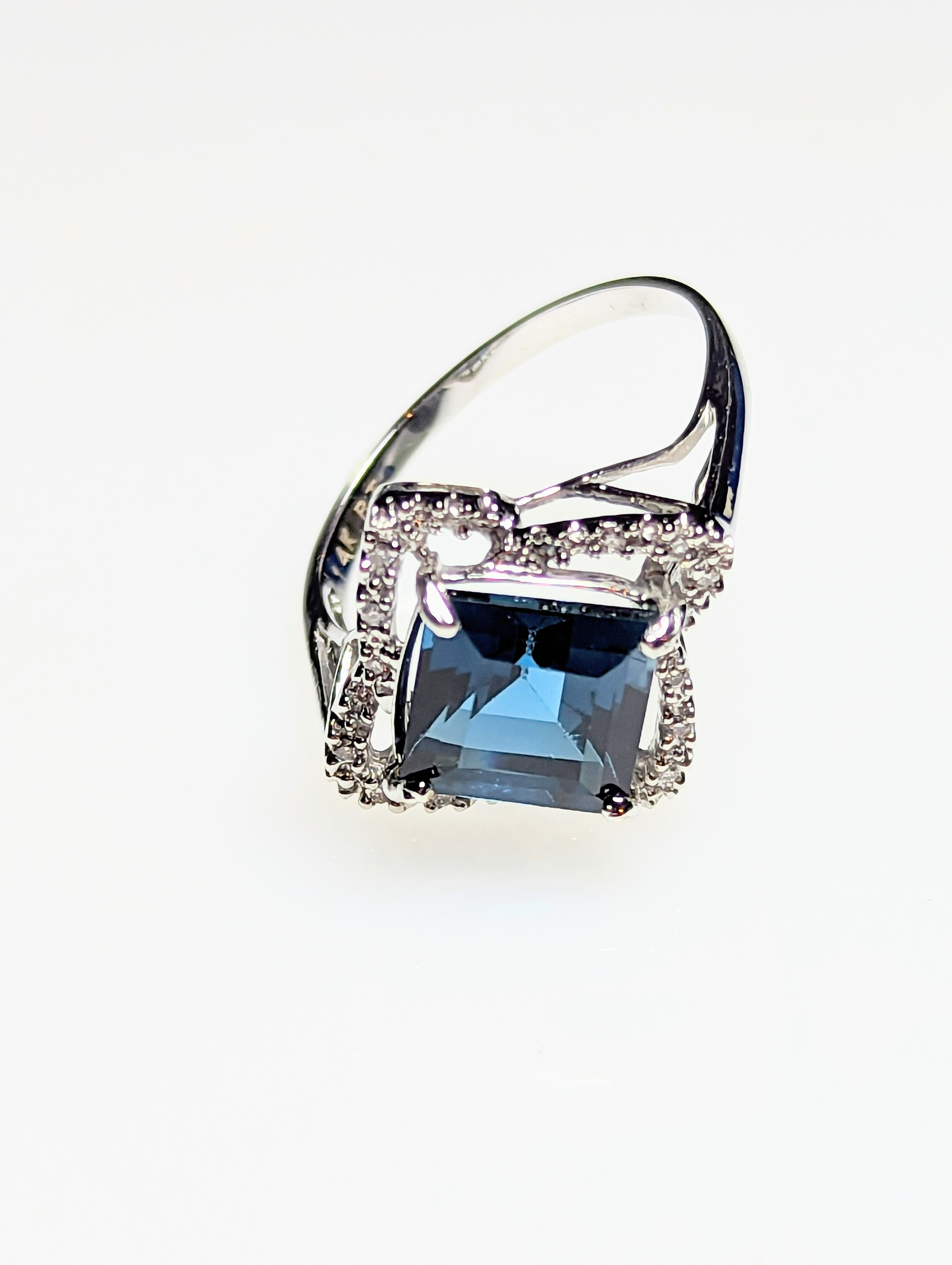 14ct White Gold, Topaz & Diamond Ring