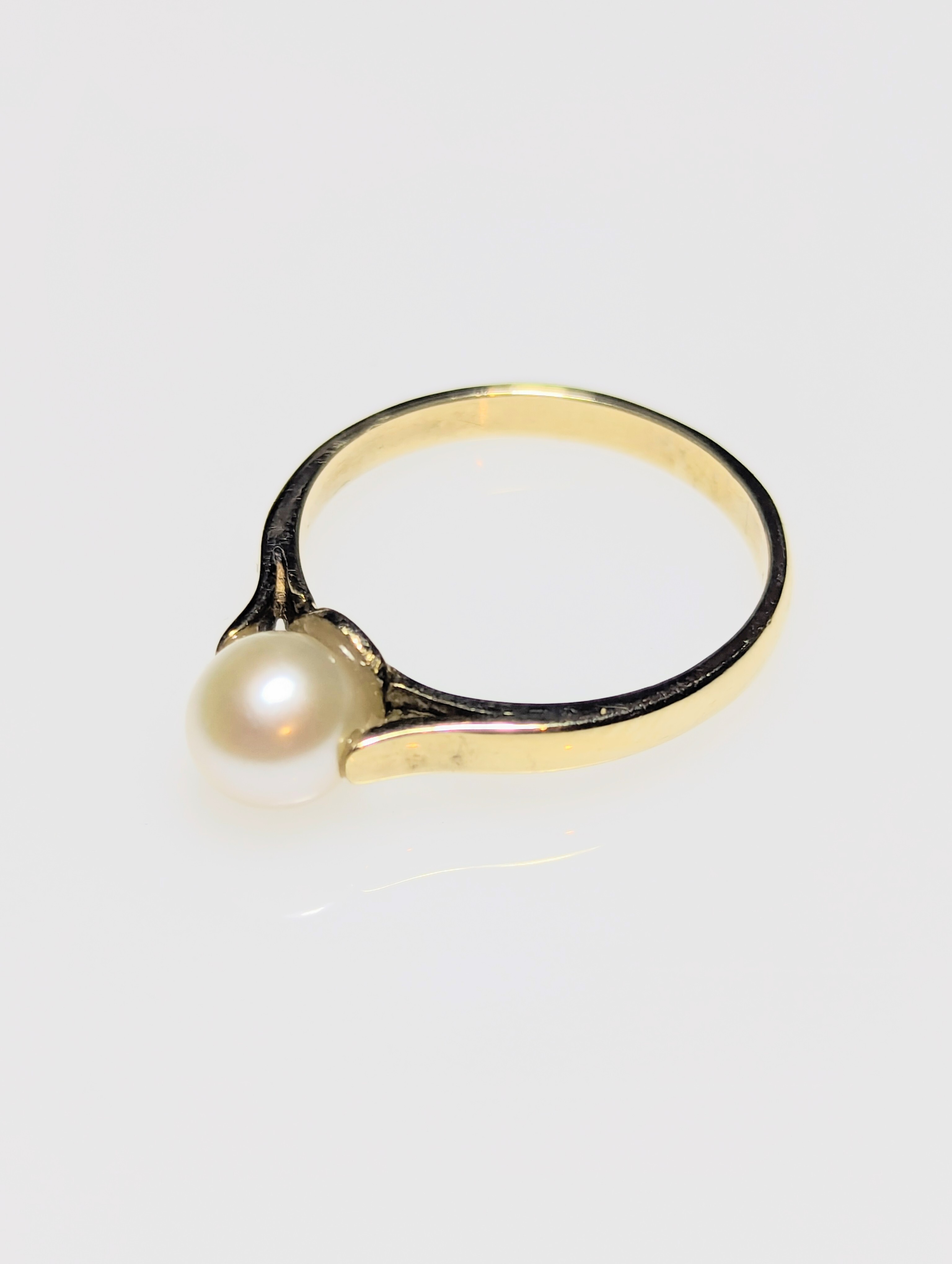 9ct Yellow Gold & Pearl Ring