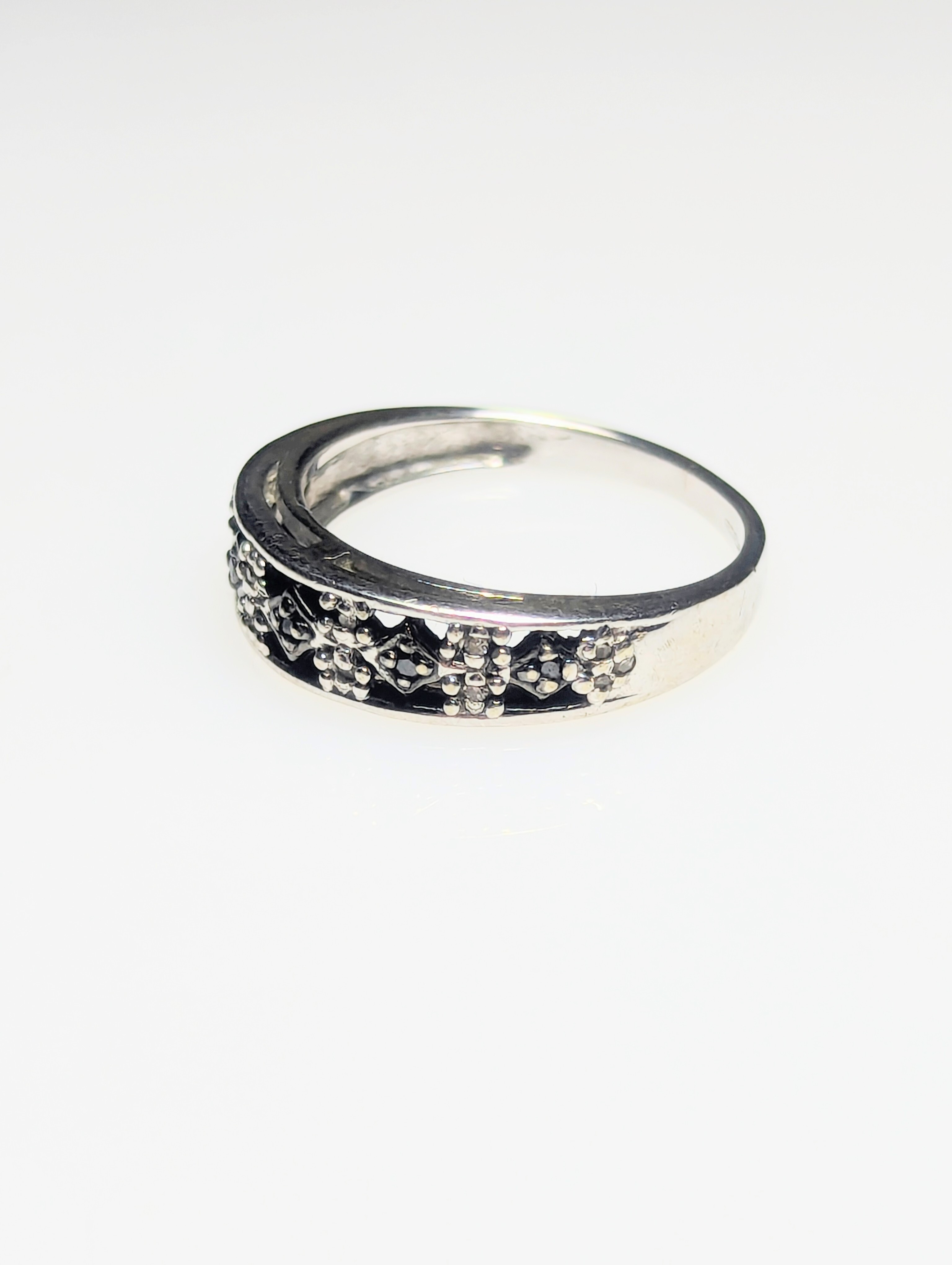 9ct White Gold & Diamond Ring