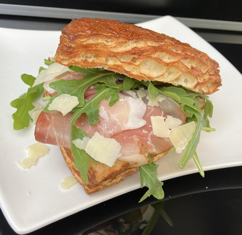 Sandwich mit Schwarzwalderschinken, Ruccola und Parmesan Sandwich mit Schwarzwalderschinken, Ruccola und Parmesan