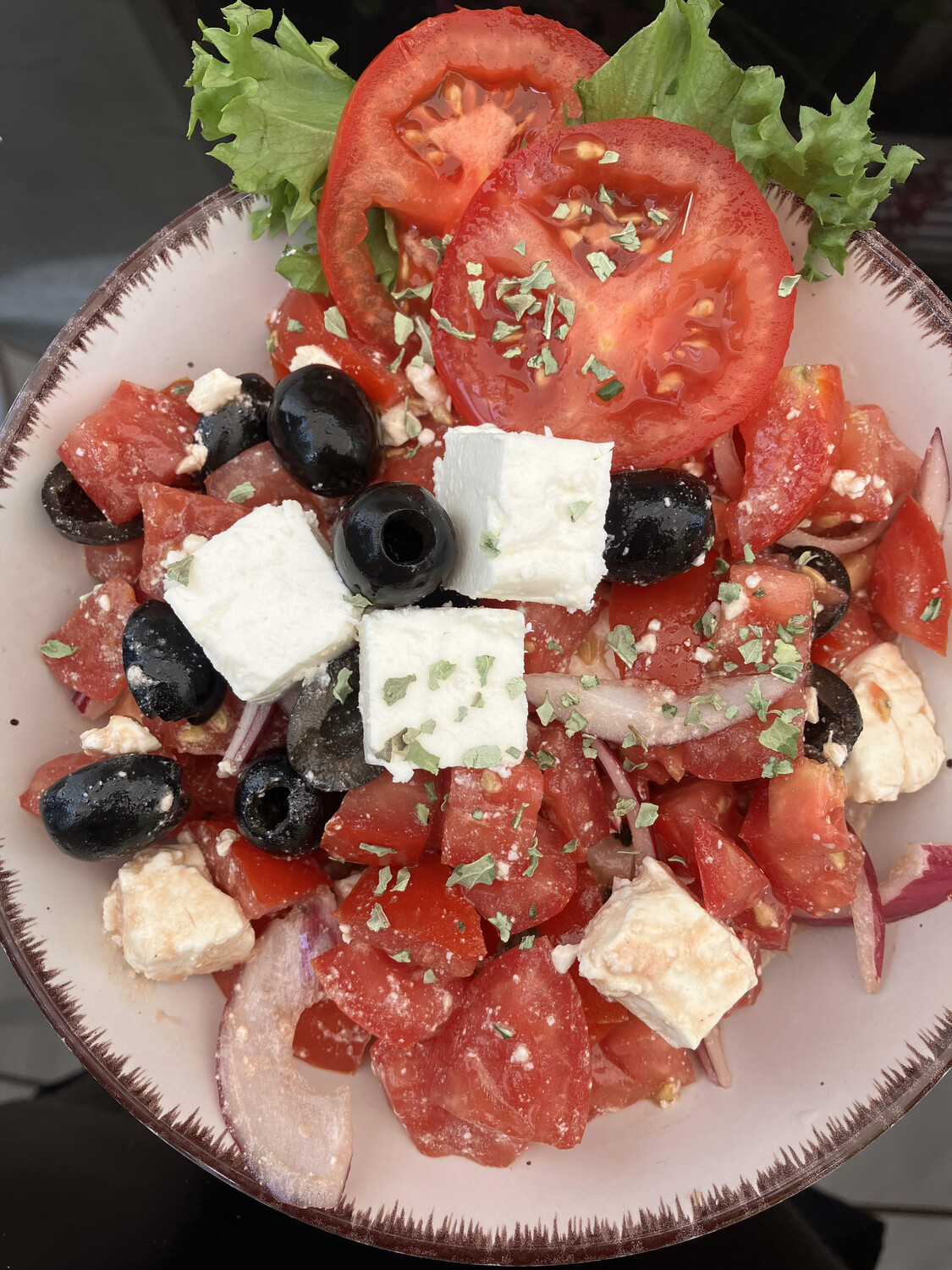 Italienischer Tomaten Salat mit Feta und Oliven-vegetarisch