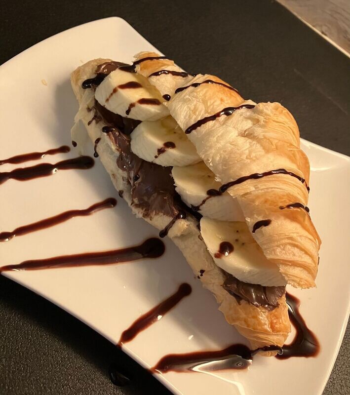 Croissant mit Nutella und Banane-vegetarisch Croissant mit Nutella und Banane-vegetarisch