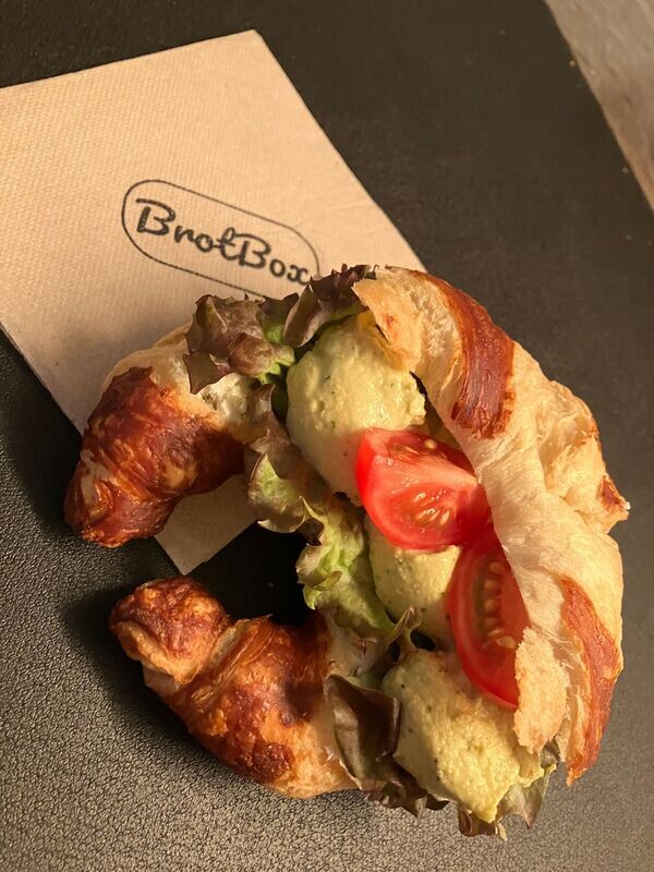 Laugencroissant mit Hummus und Avocadocreme-vegetarisch Laugencroissant mit Hummus und Avocadocreme-vegetarisch