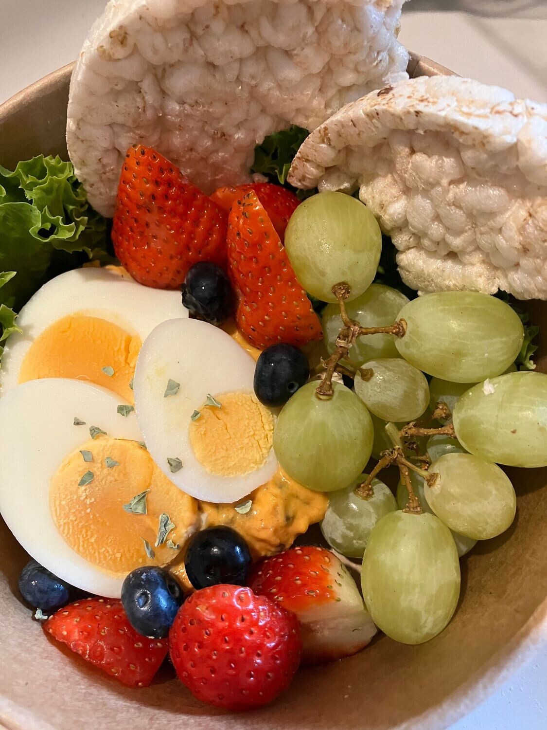 Tomate Mozzarella Aufstrich mit Reiswaffeln und Eier-vegertarisch
