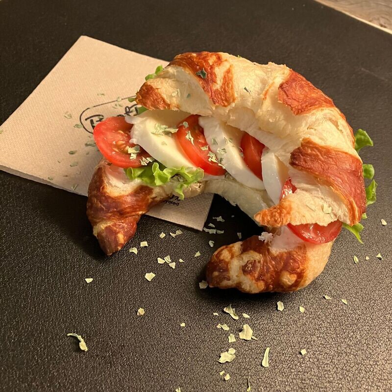 Laugencroissant mit Mozzarella, Tomate-vegetarisch Laugencroissant mit Mozzarella, Tomate-vegetarisch