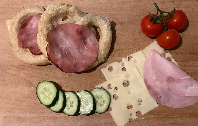Brezel mit Käse und Schinken
