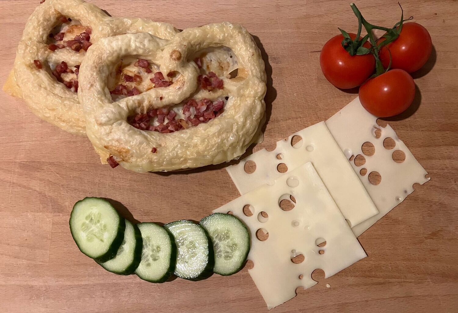 Brezel mit Käse und Schinkenwürfel​
