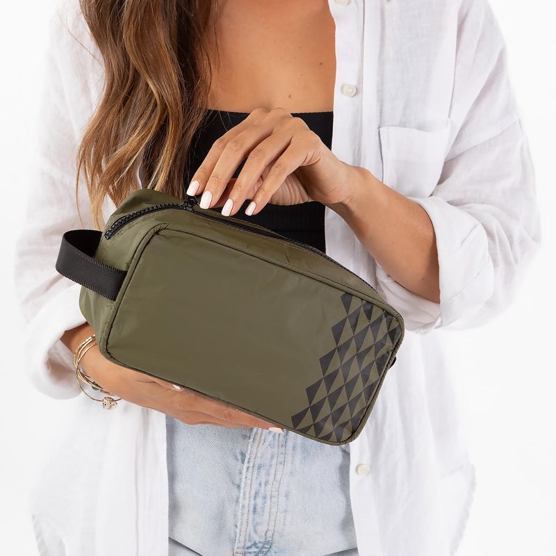 The Kona Dopp Kit in Black on Olive by Aloha is a stylish and practical toiletry bag designed for travel. It features a sleek, two-tone color combination of black and olive, offering a modern, masculine look. 