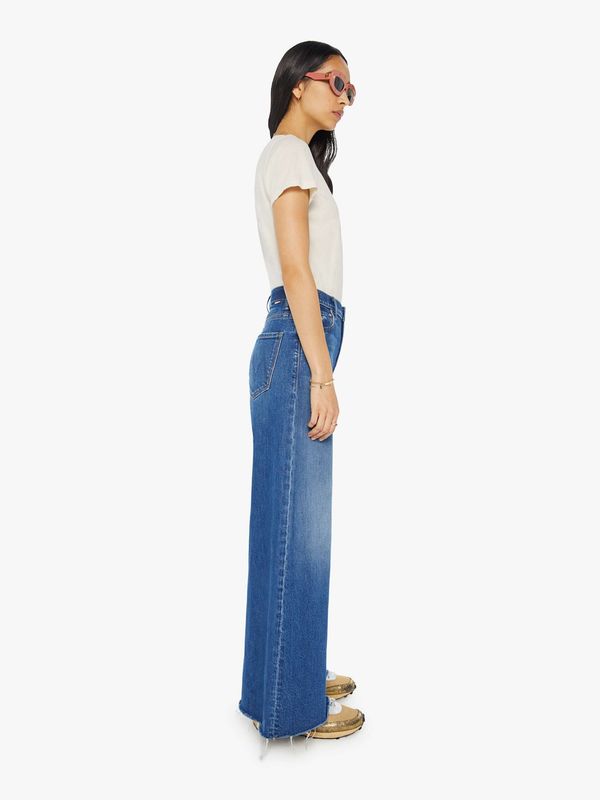  Made from soft, stretchy denim, they offer both comfort and a flattering fit. The Swisher Sneak Fray Jean combines a modern, cool aesthetic with a casual, effortless feel, making them versatile for everyday wear. 