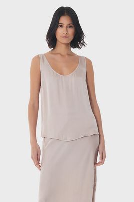 The Davina Basic Scoop Tank by YFB is a simple, versatile tank top designed for everyday wear. It features a classic scoop neckline and a flattering, relaxed fit, making it a comfortable option for layering or wearing on its own. 

