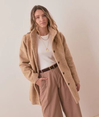 The Marine Layer Stephanie Cocoon Coat is a chic and cozy outerwear piece designed for cooler weather. With a relaxed, oversized fit and a cocoon shape, it offers both comfort and style. 