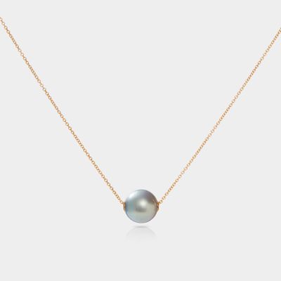 The Floating Tahitian Pearl Necklace by Cove Fine Jewelry is an elegant and timeless piece that features a single lustrous Tahitian pearl delicately suspended along a fine chain. 



