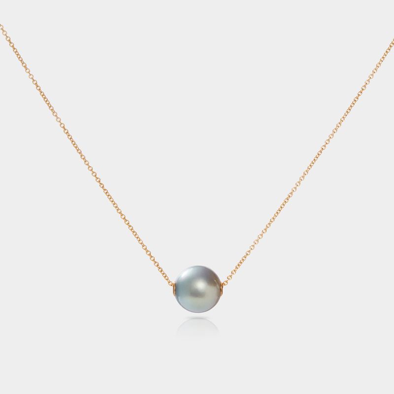 The Floating Tahitian Pearl Necklace by Cove Fine Jewelry is an elegant and timeless piece that features a single lustrous Tahitian pearl delicately suspended along a fine chain. 



