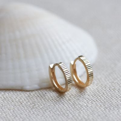 The Low Tide Huggie Hoop Earrings by Cove Fine Jewelry are chic and modern hoops designed to hug the earlobe closely for a sleek, minimalistic look. 



