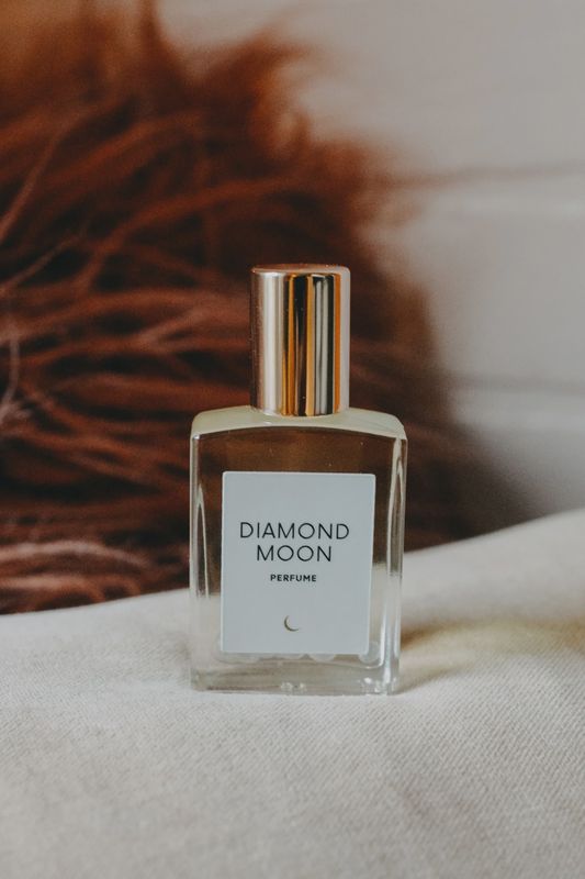 Diamond Moon Perfume is a luxurious and captivating fragrance that blends floral, fruity, and warm notes to create a unique, enchanting scent. 